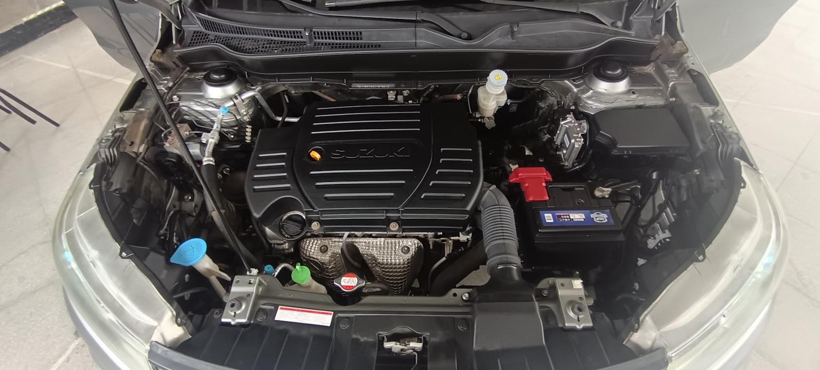 Motor de un auto usado abierto durante una inspección precompra de Road & Go