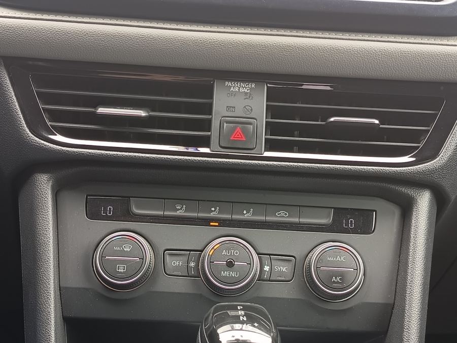 Consola central y climatización de un auto revisadas en la inspección