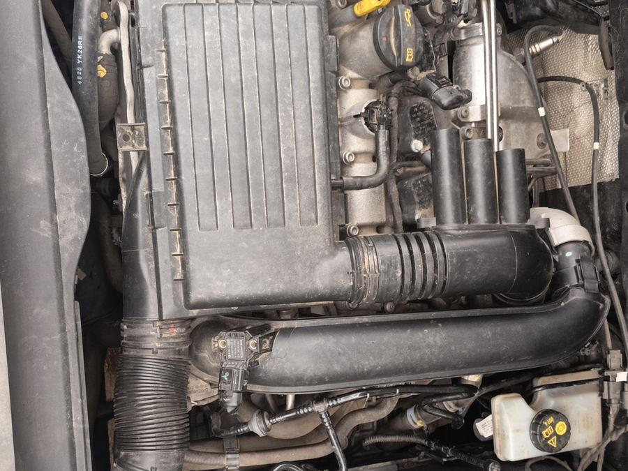 Vano del motor de un auto usado abierto durante una inspección precompra