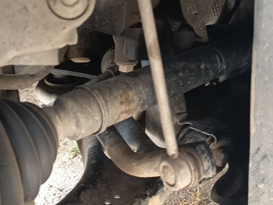 Revisión del tren delantero y la suspensión por debajo del auto